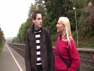 Eine blonde Schlampe auf der Stra&szlig;e aufgerissen - Aufgelesen und durchgebumst