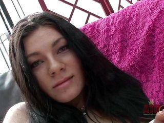 Sexy Brünette Harley Dean strippt und masturbiert vor der Kamera